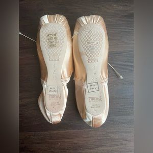 Freed of London Pointe Shoes: Size 4 XX